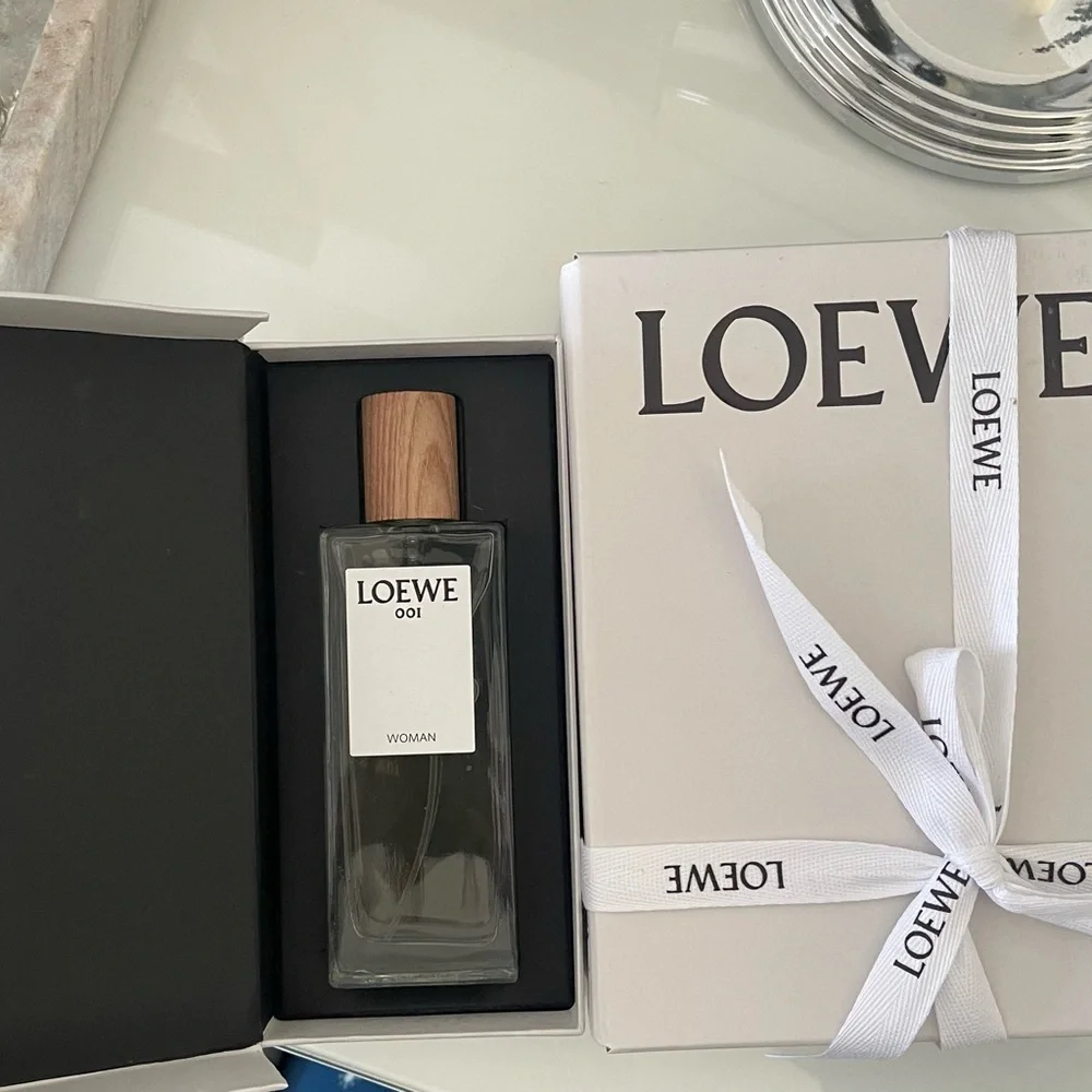 Loewe 001 Woman Eau de Parfum - Clear and Natural - Picture 2 of 4